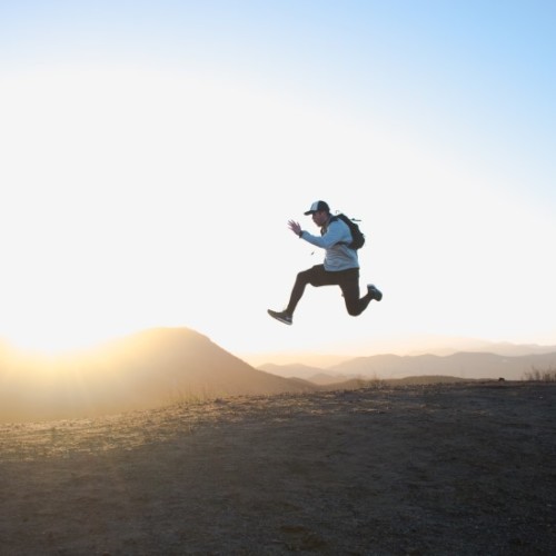 飛び跳ねる男性イメージ画像