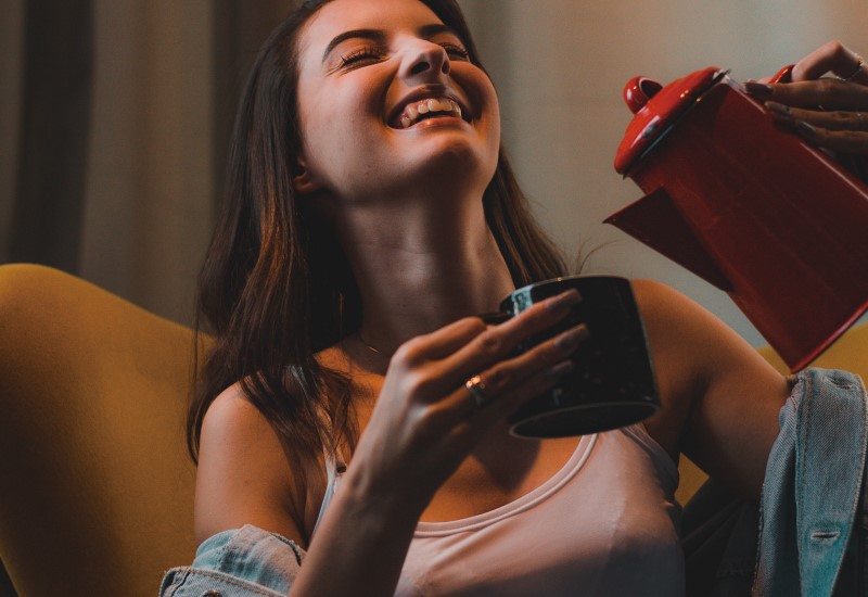 飲み物を注ぎながら笑っている女性イメージ