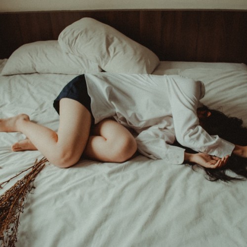 ベッドに横たわる女性